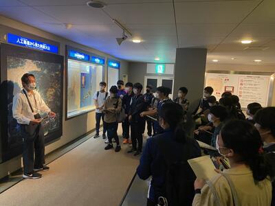 阿蘇火山博物館での説明を受ける様子