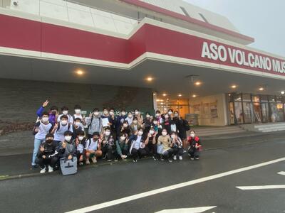 阿蘇火山博物館前での集合写真