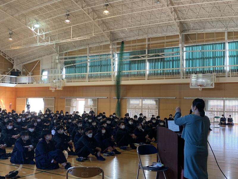 ２年生は体育館、１・３年生はリモート受講しました