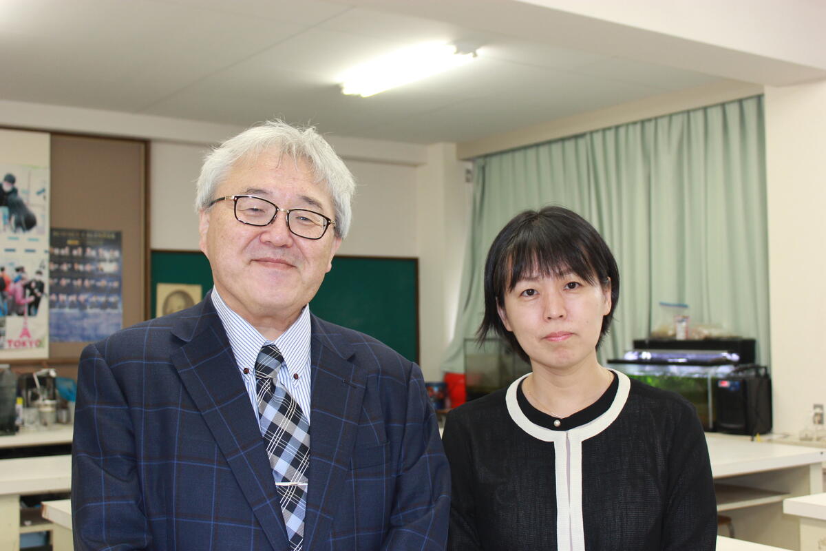 （左）堀田龍也 先生　　　　（右）登本洋子 先生