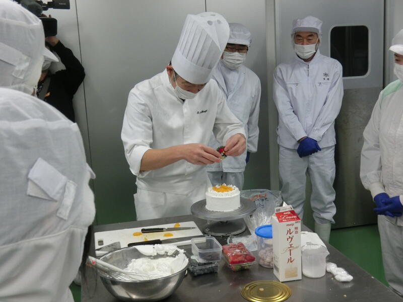 講師の先生のお手本を見ています