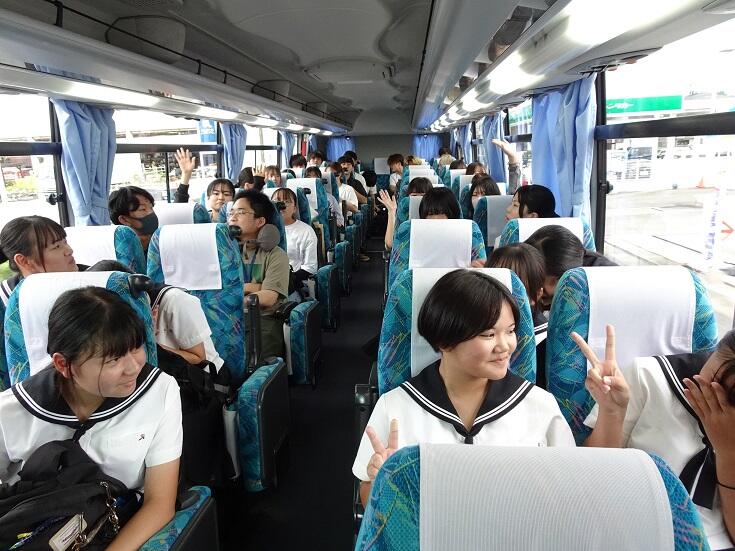 バスに乗って出発です