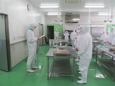 レシピや製造方法を真剣に聞いて学んでいます。