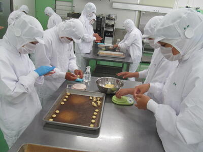 真剣に製造実習に取り組んでいます。