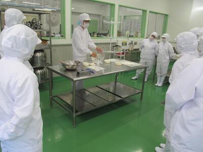 師範台にての実演を実際に間近でみて学んでいます(^^♪