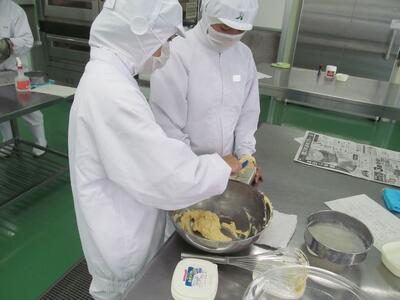 ペアで協力してパウンド型に充填しています(^^)/