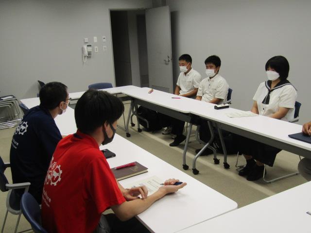 助言等を受ける生徒たち