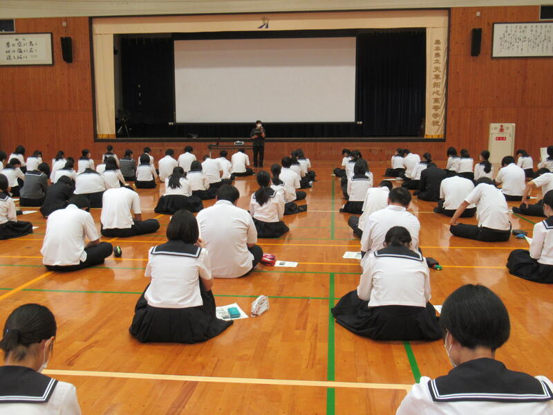 体育館でインターンシップの説明