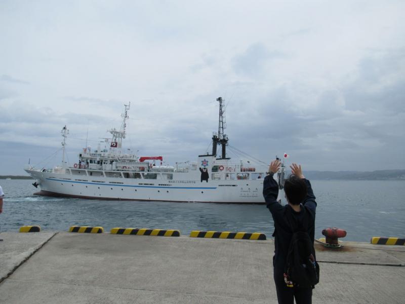 担任の先生が手を振り激励しました