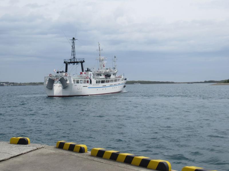 船の汽笛が富岡港に響きます