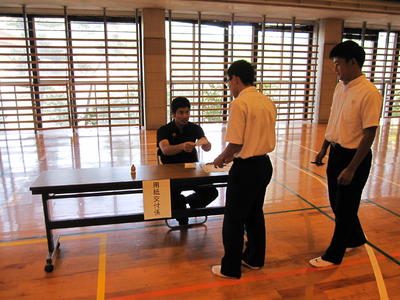 投票用紙を受け取る