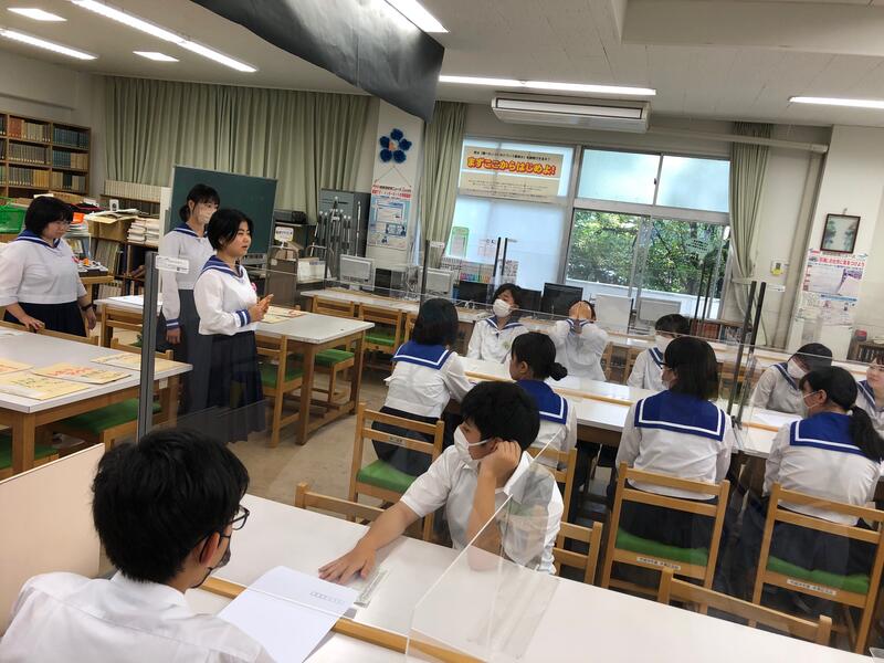 図書委員長が説明をしている様子