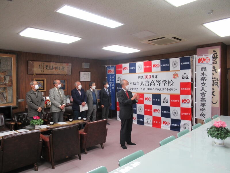 岡本理事長と100周年実行委員の方々