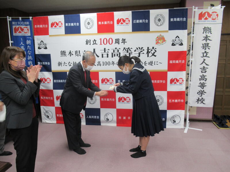 ロゴマーク最優秀賞の池田葵さん（３年）