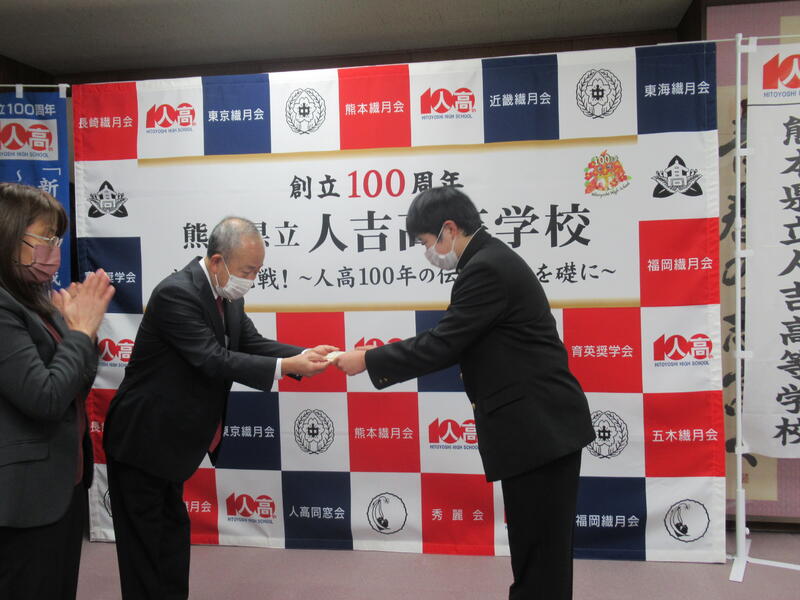 スローガン優秀賞の三村旬太君（１年）