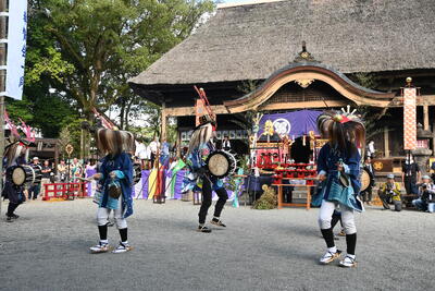 神幸行列前の神事です。