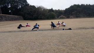 人吉城三の丸で運動する水泳部