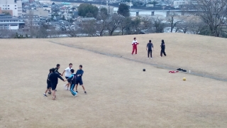 人吉城三の丸で運動する水泳部