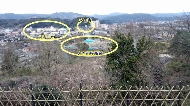 人吉城三の丸で運動する水泳部