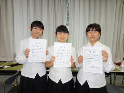 左から、３年生と１年生２名です。１年生で本選に出場するのは、42名中５名のみです。