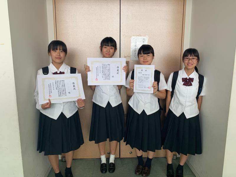 出場した３名と、伴奏をしてくれた１年生です。皆、素晴らしい演奏を披露してくれました。３年生は、念願の九州大会出場です。