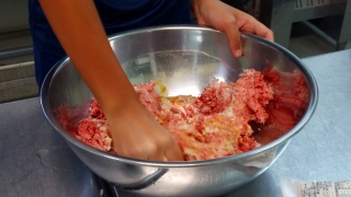 水泳部女子合宿チーズインハンバーグ