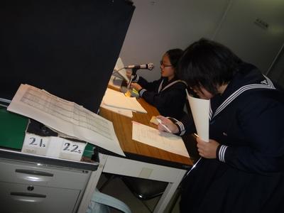 昼の休憩時にも、原稿チェックに余念がありません。