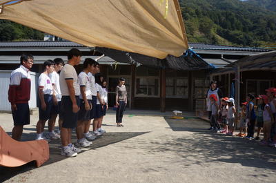 まず、分校生そして園児たちが一人ずつ自己紹介をしてから、園庭での交流をしました。