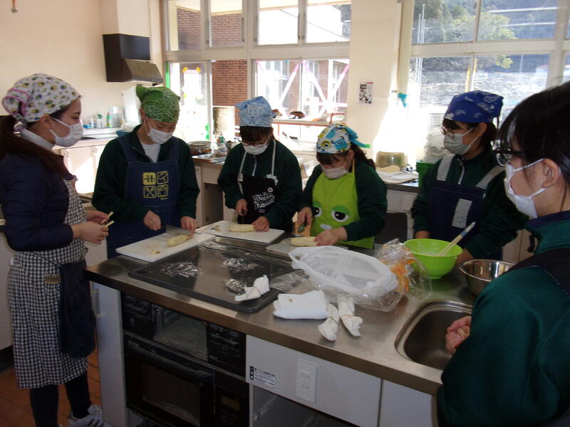 イモを切っています