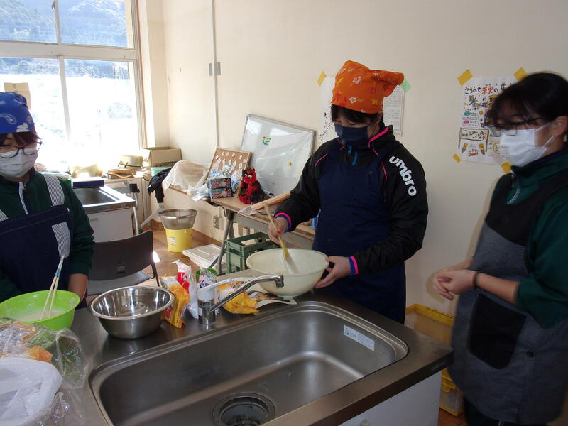 天ぷらの衣の生地をつくっています