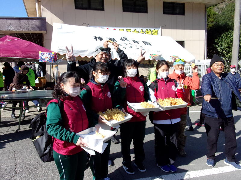 みなさんに配っています