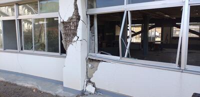 建物の直下が断層。柱が、捻られ、破断した