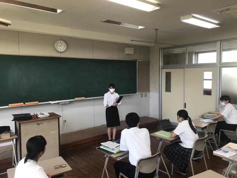 生徒の質問に答えている様子