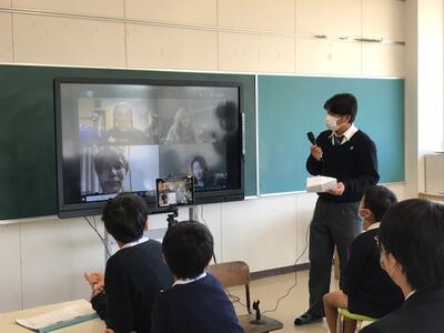 質疑応答の司会をしてます