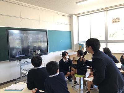 閉会式　流ちょうな英語で挨拶