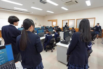 情報会計科の授業体験です。パソコンを操作して、企業の評価をしています。どのような評価になったのでしょう。