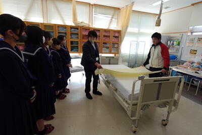 福祉科の福祉体験の様子です。ベットメイキングと車椅子体験をしています。本校生徒の学びの成果が伝わってきます！