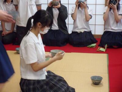 お茶碗回すのどっちだっけ？
