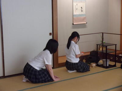 いつもの和室より広く張り詰めた空気の中で、いつもどおりが出せるかな