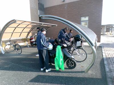 病院の駐輪場に集合です。