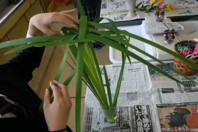 葉を編み込んで固定しています