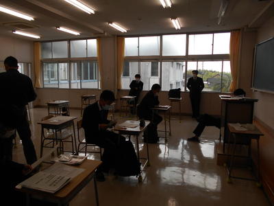 友達との会話に花が咲きます。