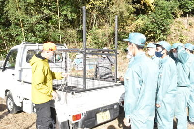 写真１　箱罠を軽トラックで運搬