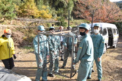 写真２　箱罠を皆で移設