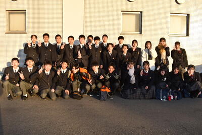 活躍した商工生徒２７人で記念撮影！