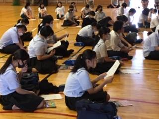 説明を聞きながらどれに参加するか考える生徒たち