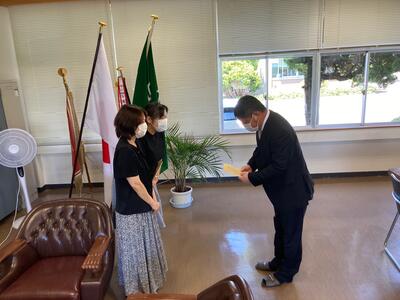 寄付金を受け取る蒼生会代表益崎様