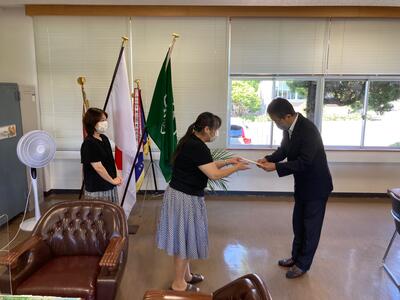 寄付金を受け取る本校校長石川