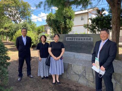 上田農業賞創設記念碑の前にて