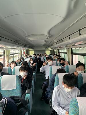 羽田空港からはバス移動